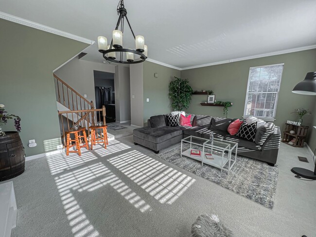 Building Photo - Superb 3 Bedroom And 3 Bathroom End Unit T...