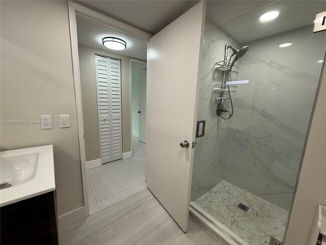 Building Photo - 9405 Fontainebleau Blvd