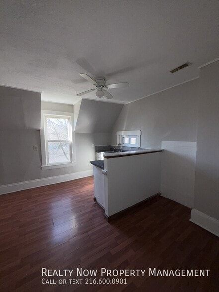 Building Photo - 1344 S Green Rd