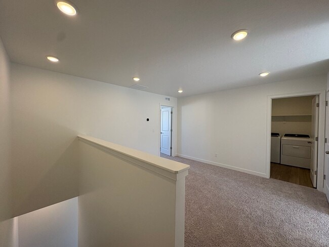 Building Photo - Gorgeous End-Unit Townhome in beautiful Sa...