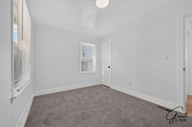 Building Photo - 3 Bedroom - 1 Bath - Warrendale - $1450