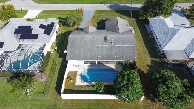 Building Photo - 5402 NW Emblem St