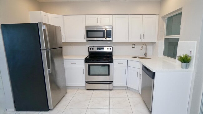 Building Photo - 5908 NW 81st Ave