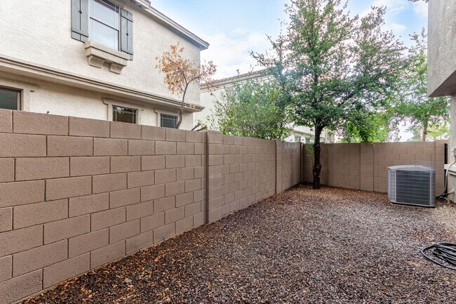 Building Photo - 3 Bedroom in Hunter Ridge