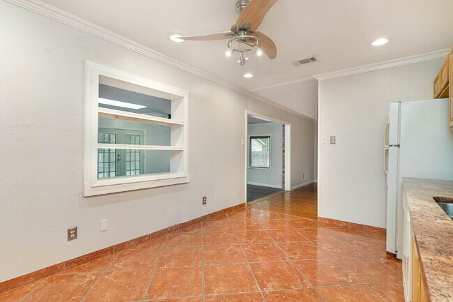 Building Photo - Great Entertaining Spaces!
