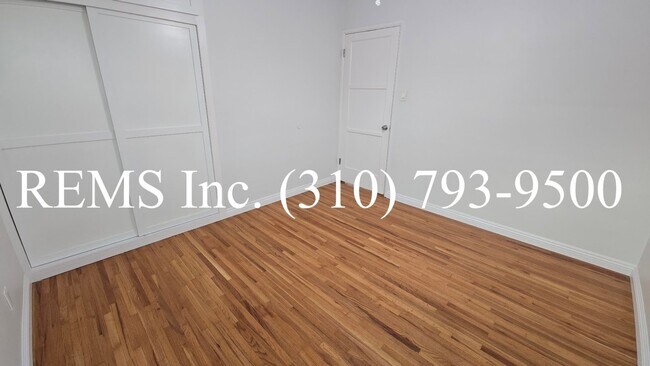 Building Photo - Bright and Renovated Upstairs Apartment w/ Laundry & Parking