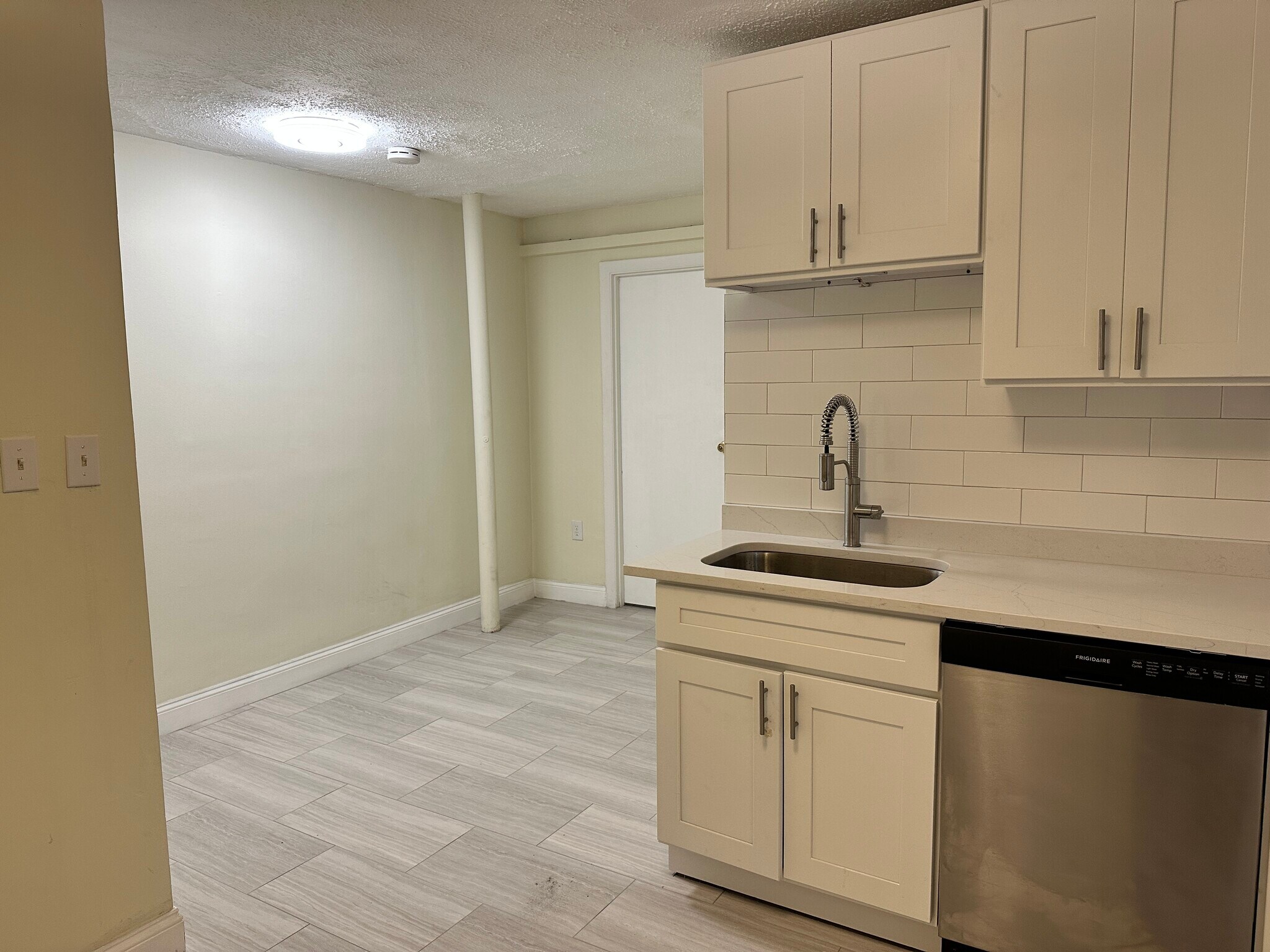 Building Photo - 624 Hyde Park Ave