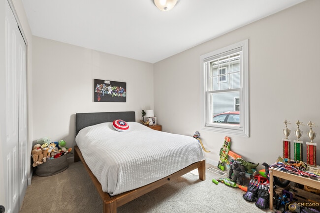 Building Photo - 204 E Dickens Ave