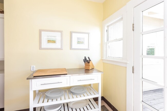 Building Photo - Furnished 1920 Craftsman Bungalow Available In The Dimond District!