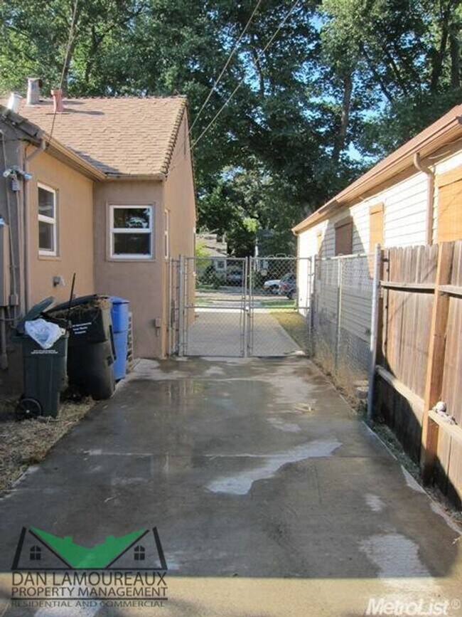 Building Photo - Cottage for Rent