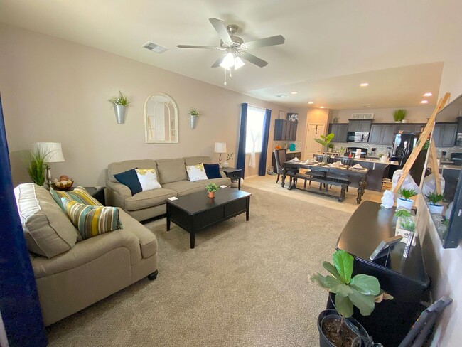 Building Photo - East El Paso 3 bed Refrig A/C w/office!