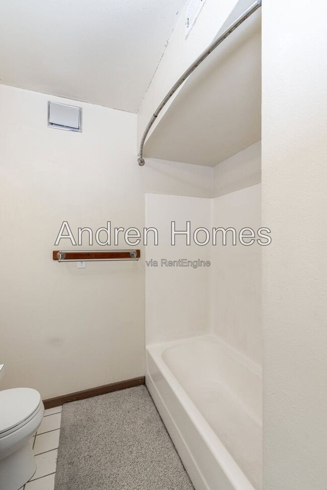 Building Photo - 22660 E Cliff Dr