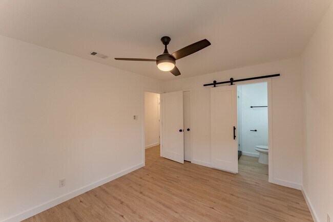 Building Photo - Incredible Windsor Park location right in the heart of Austin!
