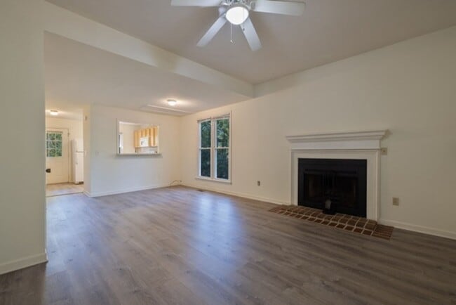 Building Photo - 2 Bedroom Duplex - Close to Campus!