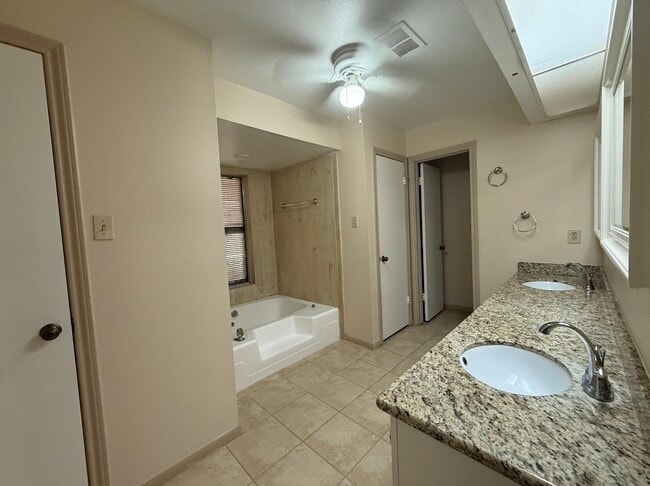 Building Photo - 2920 Cambridge Ln