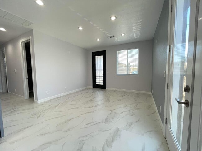 Building Photo - 15410 Firmona Ave