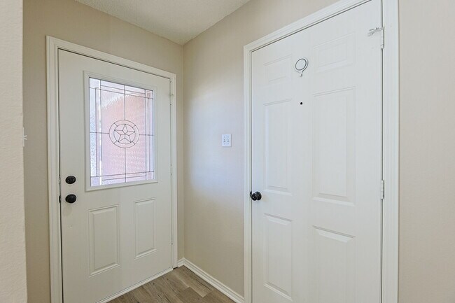 Building Photo - Welcome home to this beautifully updated 3-bedroom, 2-bath home nestled on a quiet cul-de-sac in ...