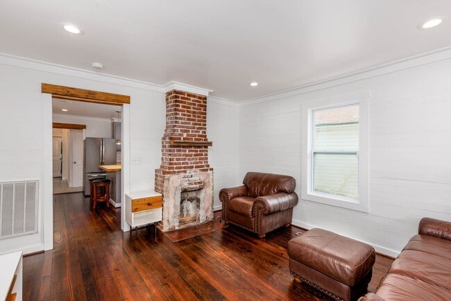 Building Photo - 2 Bedroom, 2 Bath in Homewood