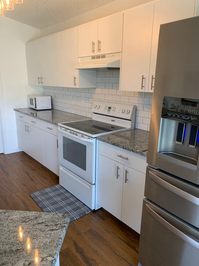 Building Photo - 993 E 13th Sq