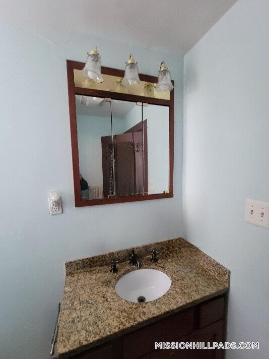 Building Photo - 67 Hillside St