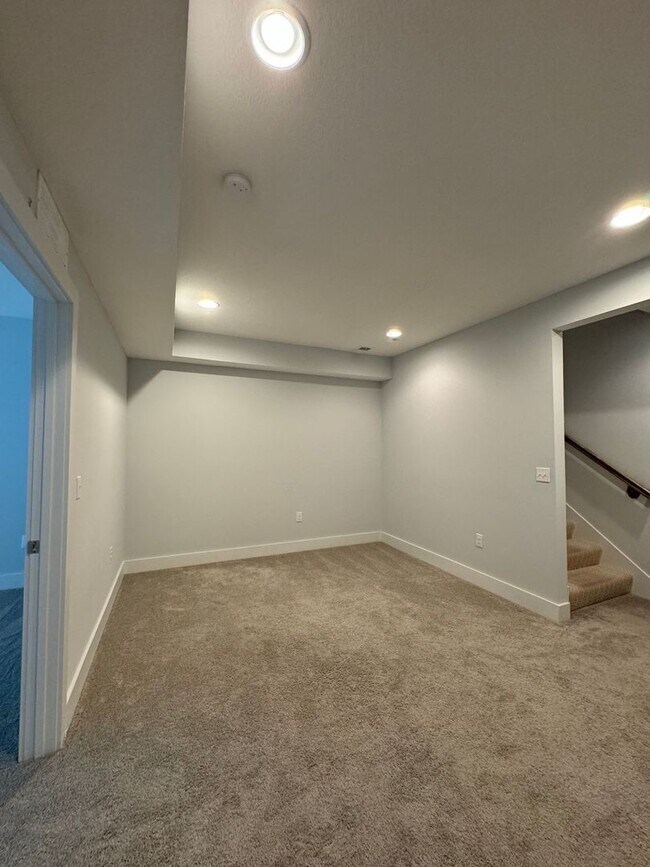 Building Photo - 4 Bedroom, 3 1/2 bathroom in Olathe!
