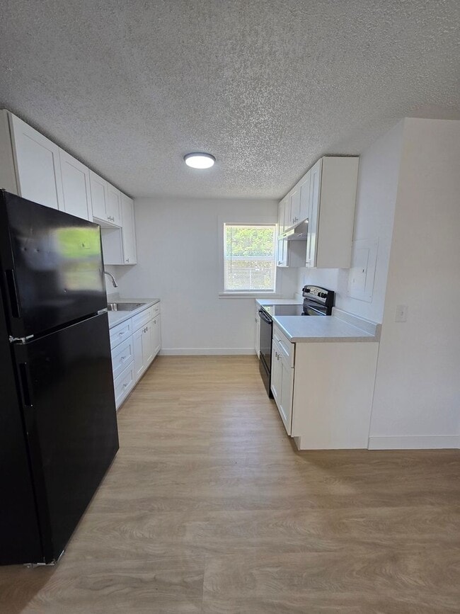 Building Photo - Freshly Remolded 2 Bedroom Apartment Move-...