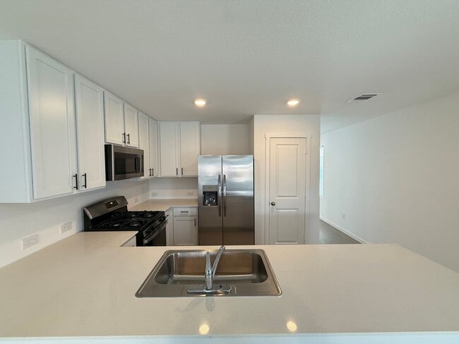 Building Photo - Brand New 4bd/2ba in Prime Location