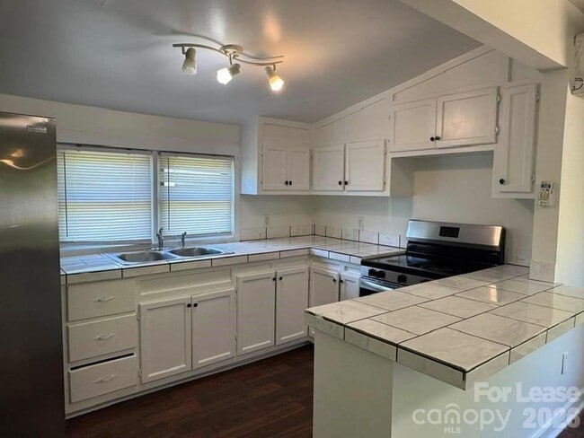 Building Photo - 534 Logan St