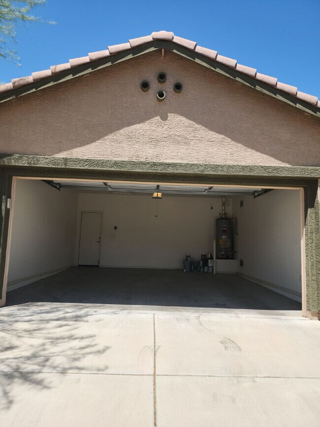 Building Photo - "Charming Anthem Retreat: 3-Bed, 2-Bath Ge...