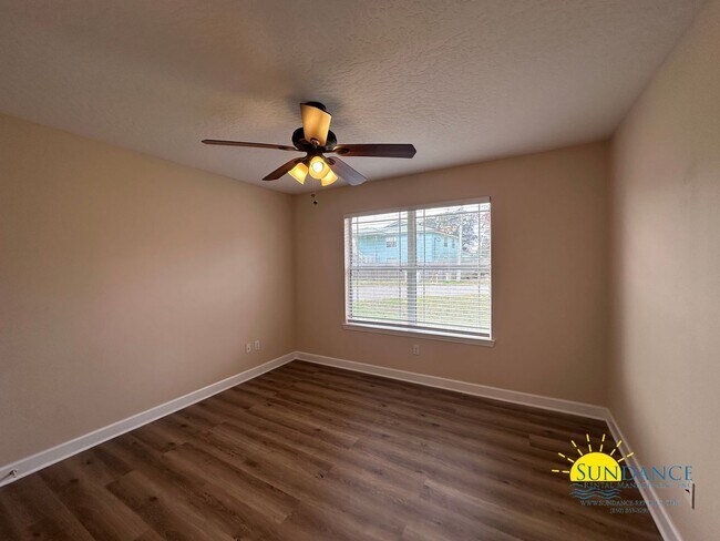 Building Photo - Spacious 3 Bedroom Home in Mary Esther!