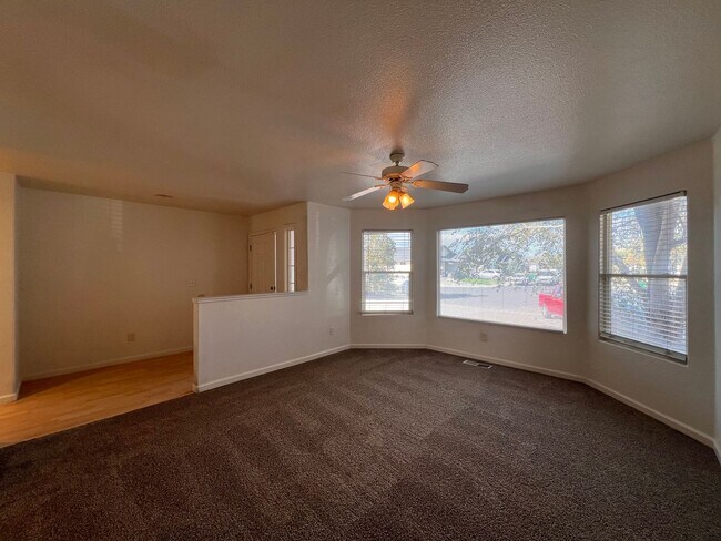 Building Photo - Large 4-bedroom home located in the Countr...
