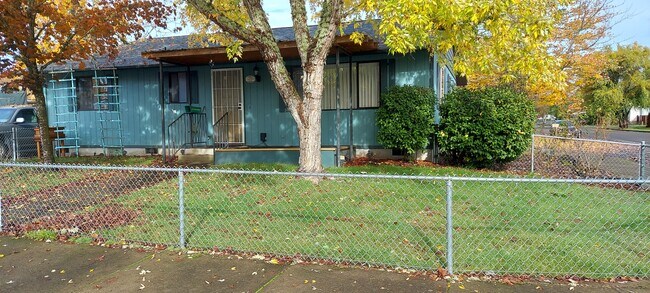 Building Photo - 5090 Forsythia Dr