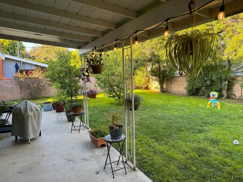 Building Photo - 9224 Sophia Ave