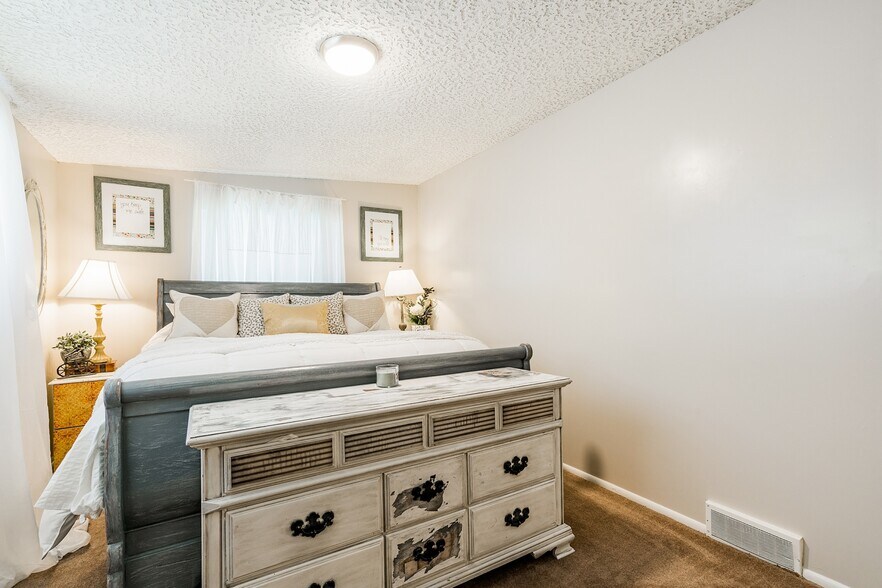 Building Photo - 450 E Mill St S