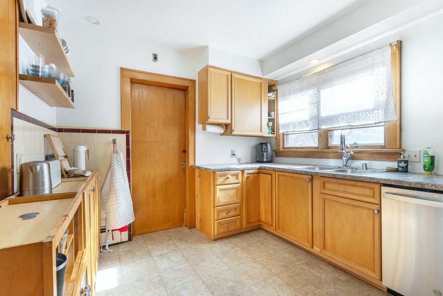 Building Photo - 302 S Brooks St