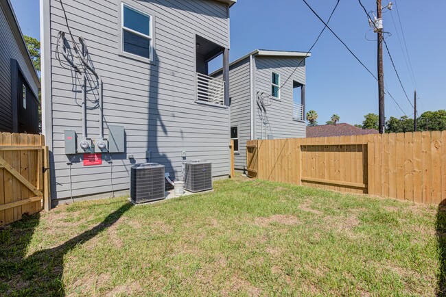 Building Photo - 19112 Sears Dr