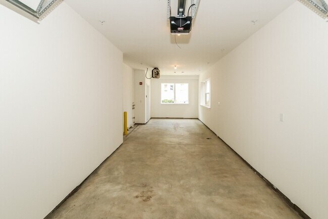 Building Photo - Townhome in Downtown Indianapolis
