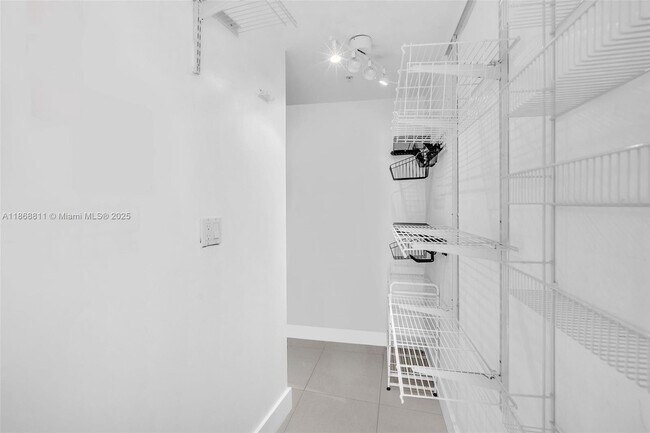 Building Photo - 2000 Bay Dr