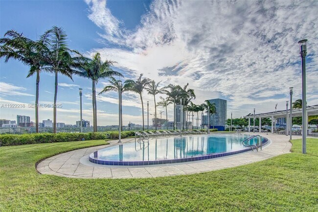 Building Photo - 601 NE 36th St