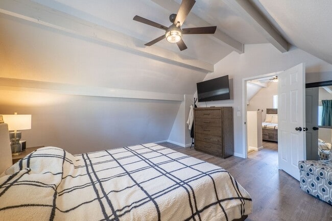 Building Photo - 2 BR w/ Loft