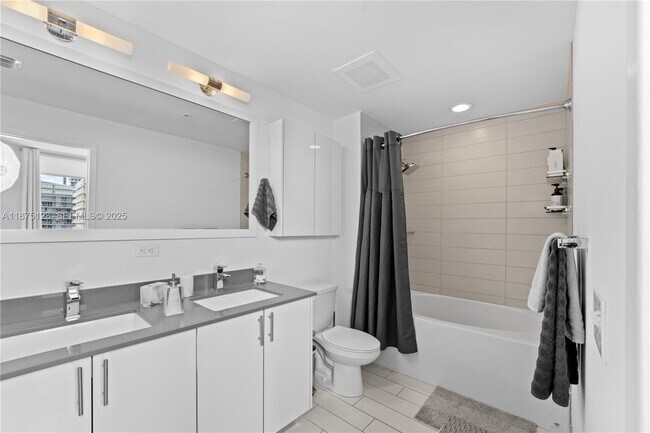 Building Photo - 999 SW 1st Ave