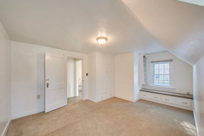 Building Photo - Charming 3-Bedroom Home with Spacious Base...
