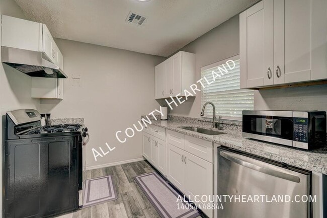 Building Photo - 625 Iowa St