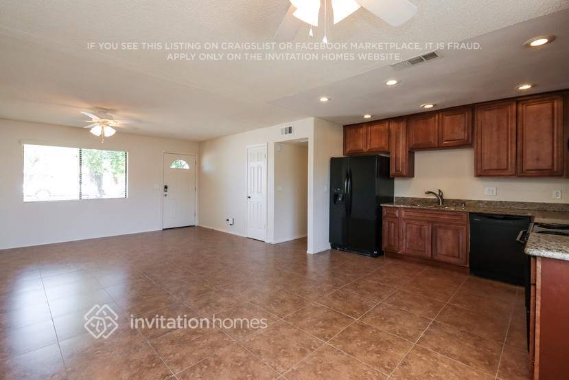 Building Photo - 955 S Pioneer