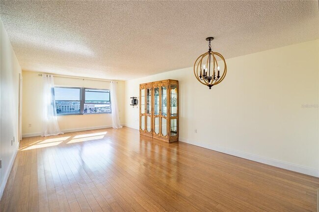 Building Photo - 4775 Cove Cir