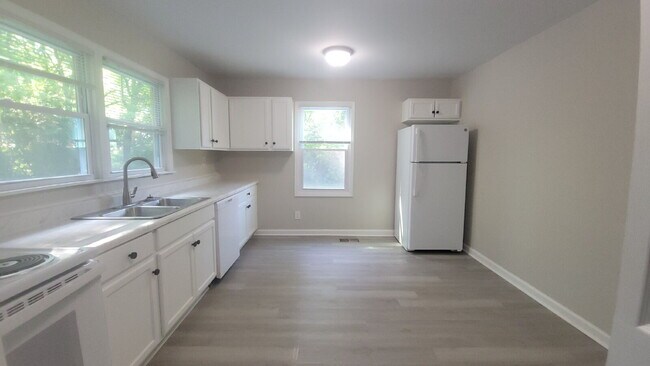 Building Photo - "2-Bedroom Retreat with Cozy Comfort in Huntsville!"
