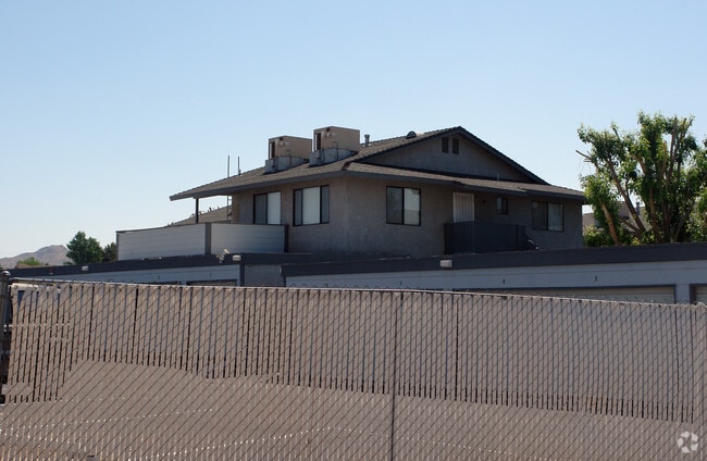 Building Photo - Hill Crest Apartments