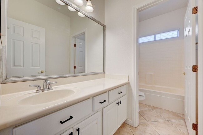 Building Photo - Beautiful 3 Bedroom Single Story Home in A...