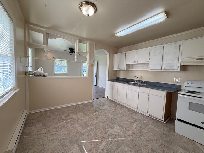 Building Photo - 1437 Oakcrest Dr