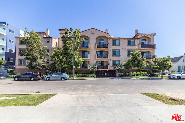 Building Photo - 5132 W Maplewood Ave